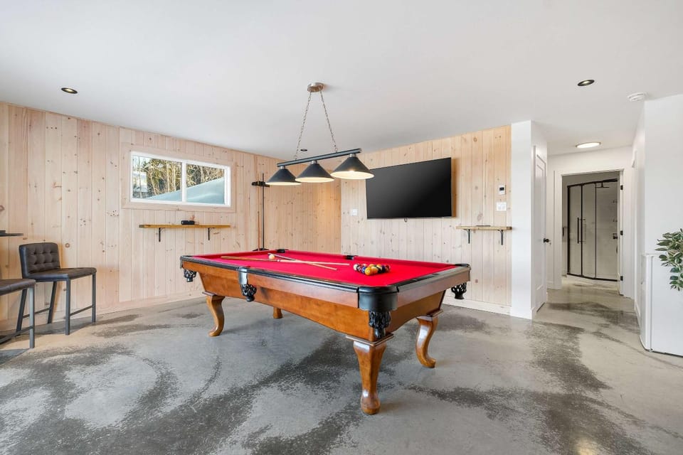 Spa Pool Table Ultimate Comfort - OSE Le Refuge Chalet in Quebec