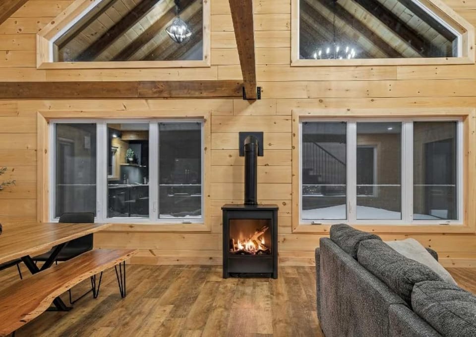 Spa Pool Table Ultimate Comfort - OSE Le Refuge Chalet in Quebec