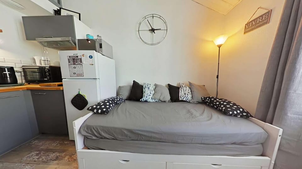 Kitchen or kitchenette, oven