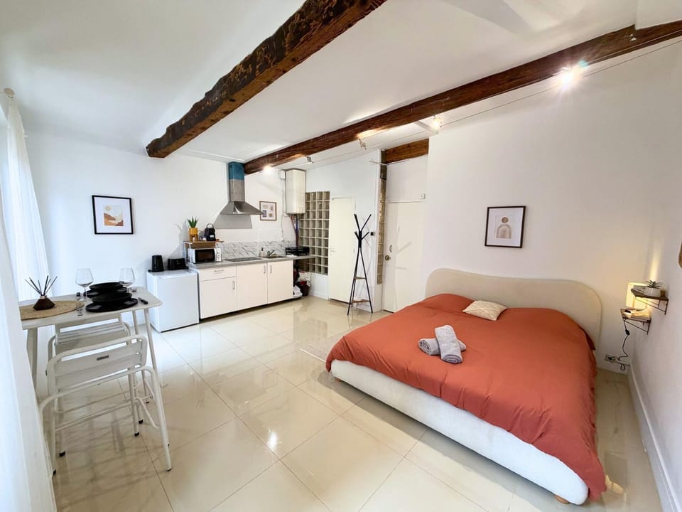 Bed, Kitchen or kitchenette, Living room, Photo of the whole room, Seating area, Bedroom, towels
