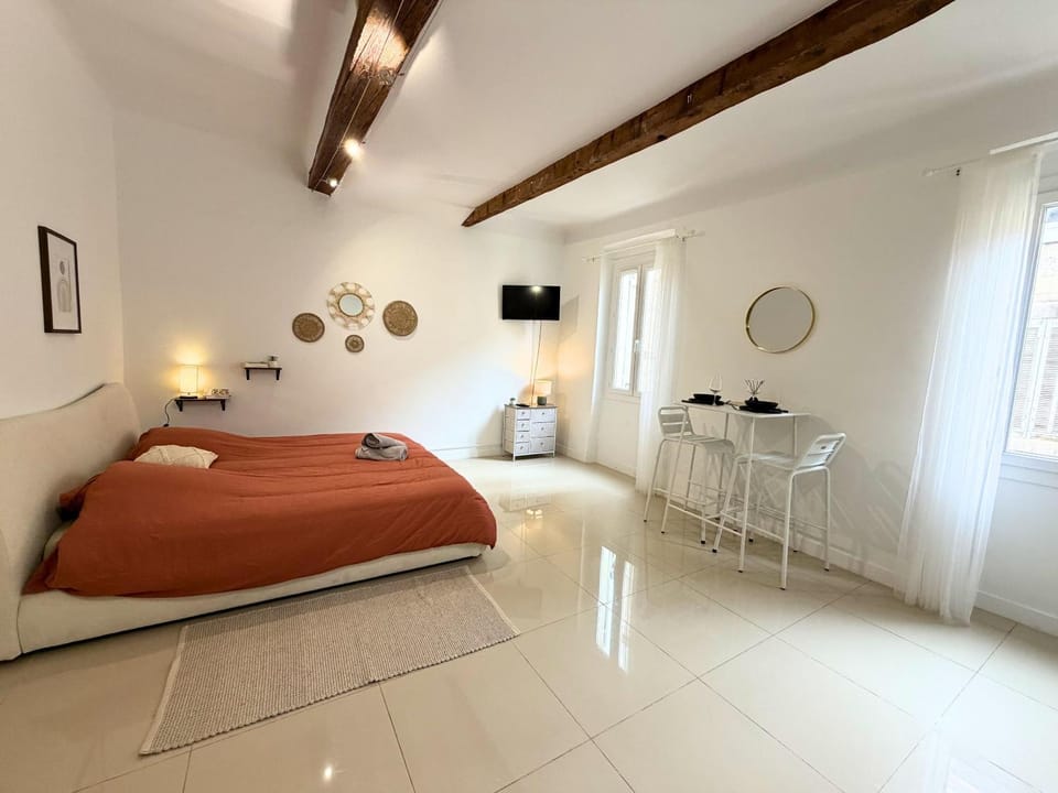 Bed, TV and multimedia, Photo of the whole room, Bedroom