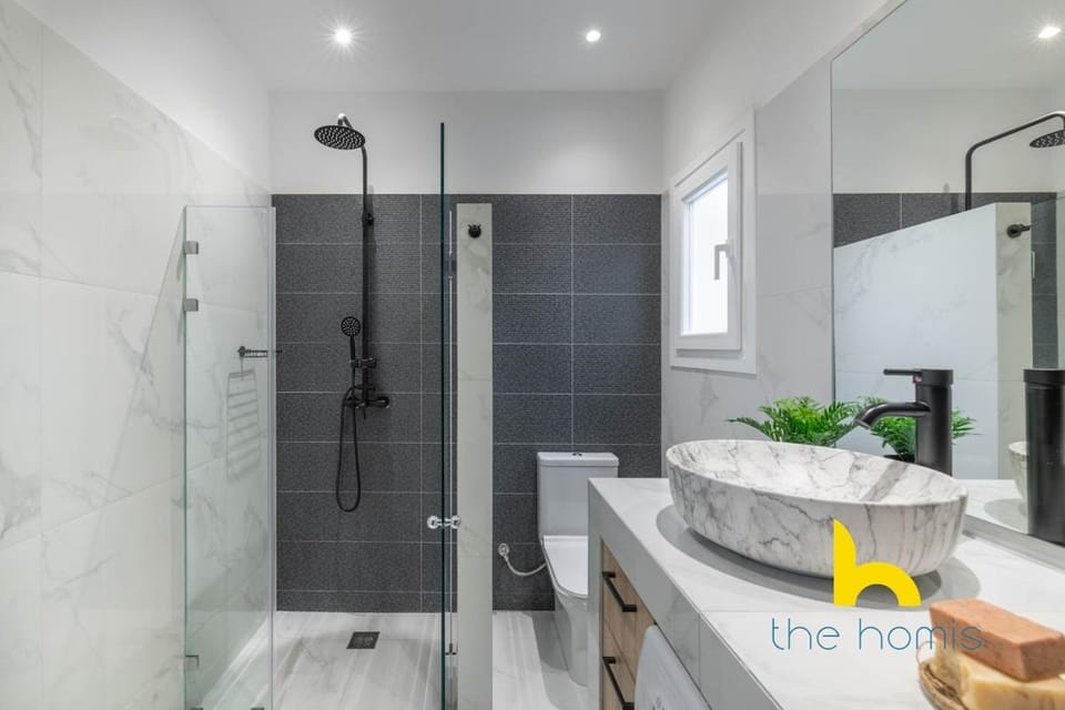 Sunny Athenian Oasis Spacious Family Haven! Apartment in Kallithea