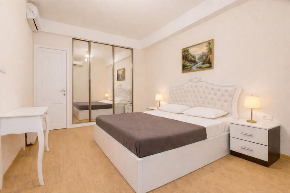 Bed, Photo of the whole room, Seating area, Bedroom