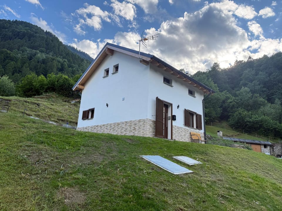 Property building, Natural landscape, Garden, Mountain view, Street view