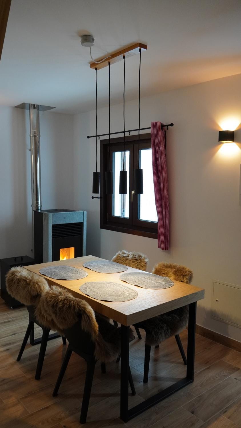 Dining area, fireplace