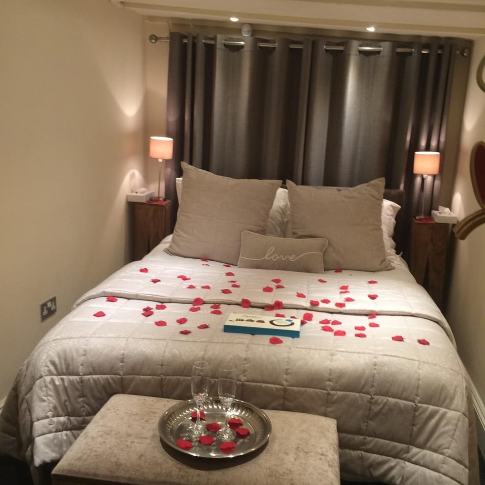 Property building, Bed, Photo of the whole room