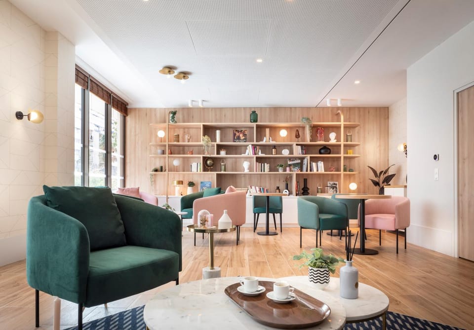 Communal lounge/ TV room, Library, Living room