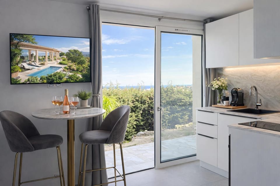 Natural landscape, Coffee/tea facilities, Kitchen or kitchenette, Dining area, minibar