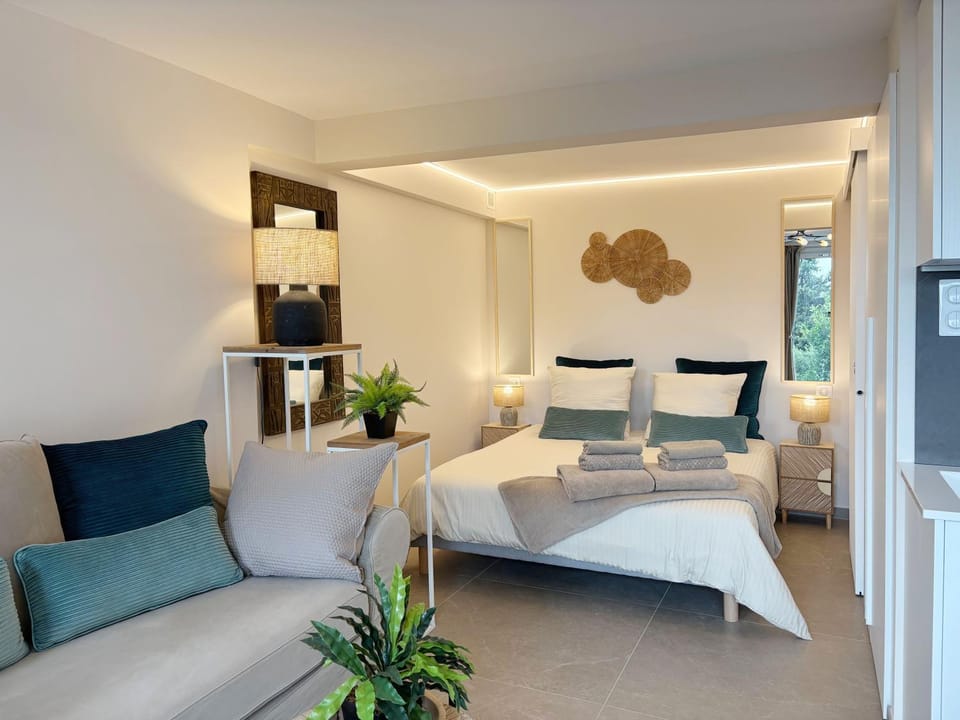 Photo of the whole room, Bedroom, furniture