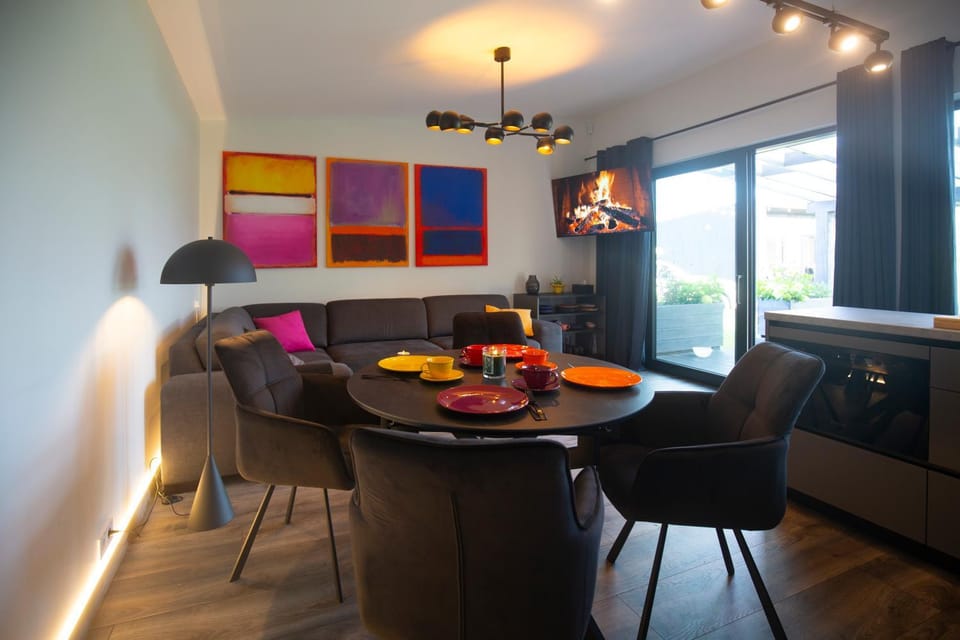 Communal lounge/ TV room, Living room, Dining area