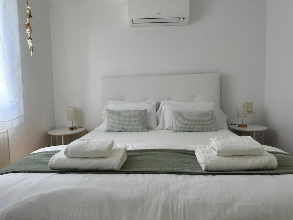 Bed, Photo of the whole room, Bedroom, towels, air conditioner