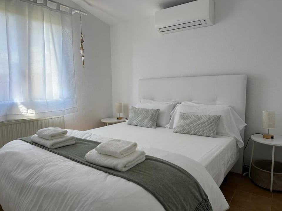 Photo of the whole room, Bedroom, air conditioner