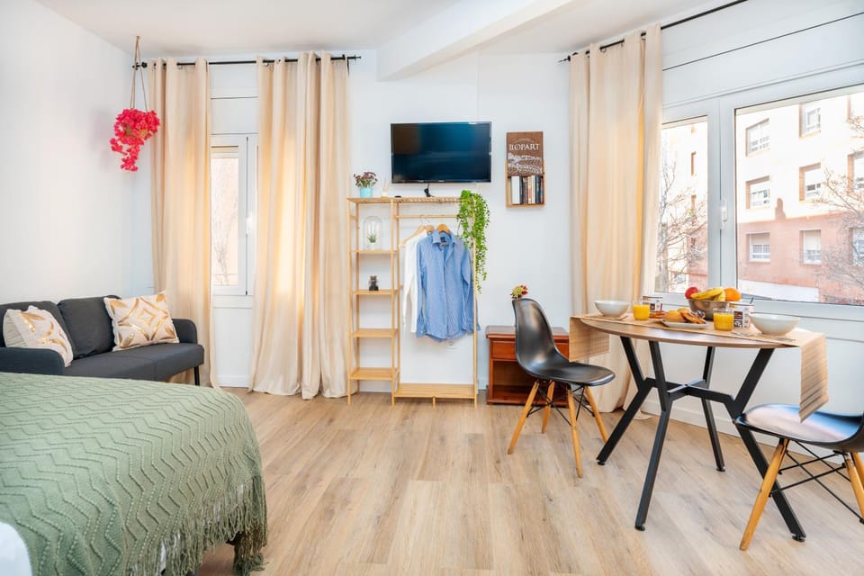 Bright Renovated Studio- Balcony- Beach 10' walk- Barcelona center 25' Train Apartment in Barcelona