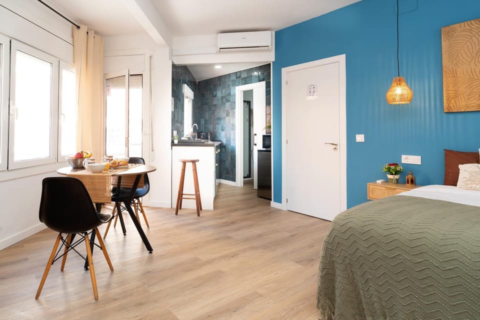 Bright Renovated Studio- Balcony- Beach 10' walk- Barcelona center 25' Train Apartment in Barcelona
