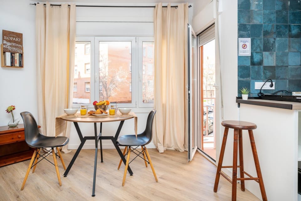 Bright Renovated Studio- Balcony- Beach 10' walk- Barcelona center 25' Train Apartment in Barcelona