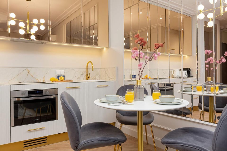 Kitchen or kitchenette, Living room, Seating area, stove