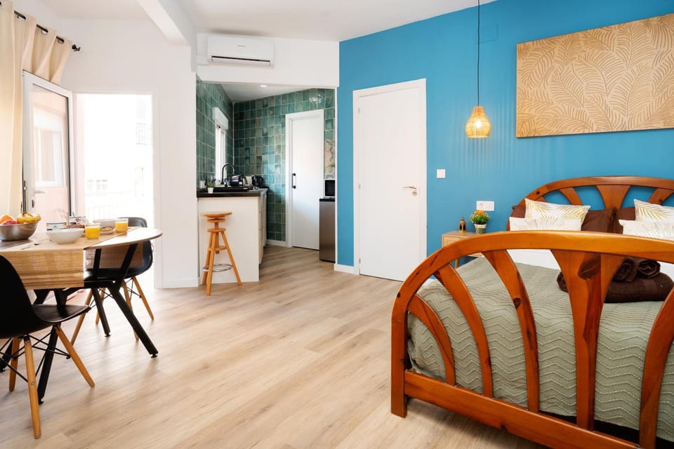Renovated Studio - Balcony - Beach 10' walk - BCN 25' Train Apartment in Barcelona