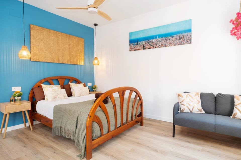 Renovated Studio - Balcony - Beach 10' walk - BCN 25' Train Apartment in Barcelona