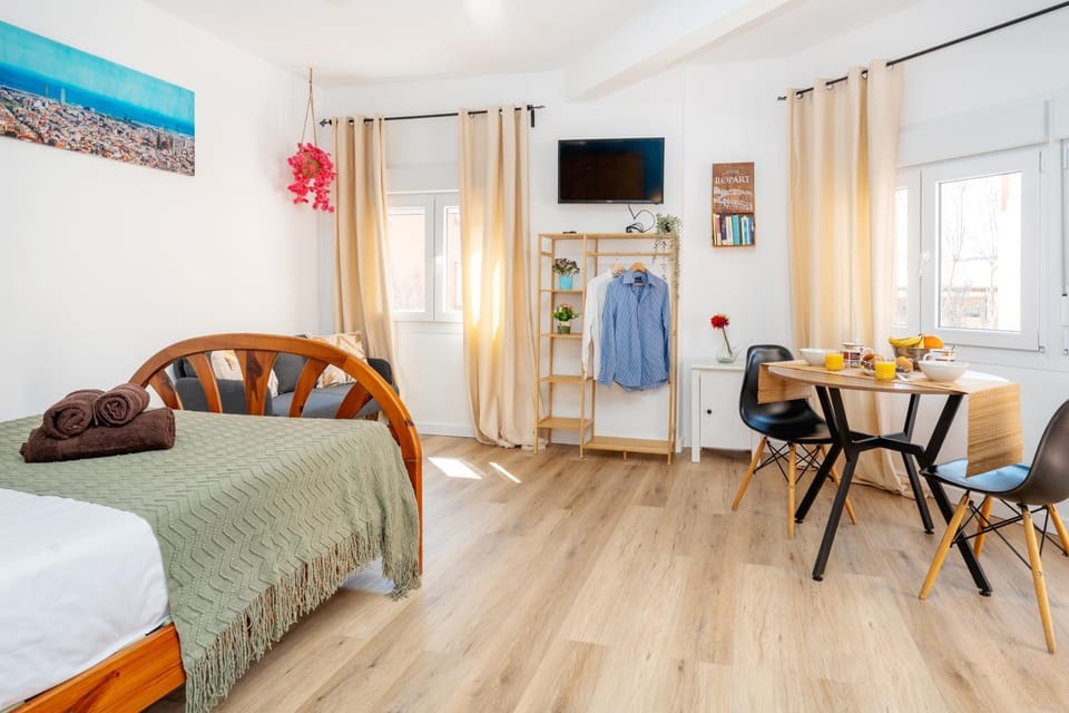 Renovated Studio - Balcony - Beach 10' walk - BCN 25' Train Apartment in Barcelona