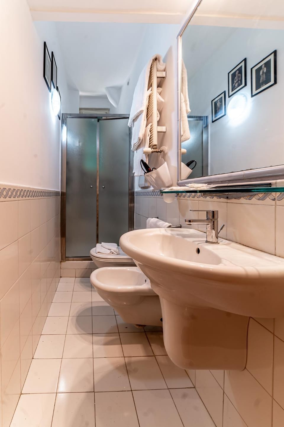 Shower, Toilet, Bathroom, bidet, towels