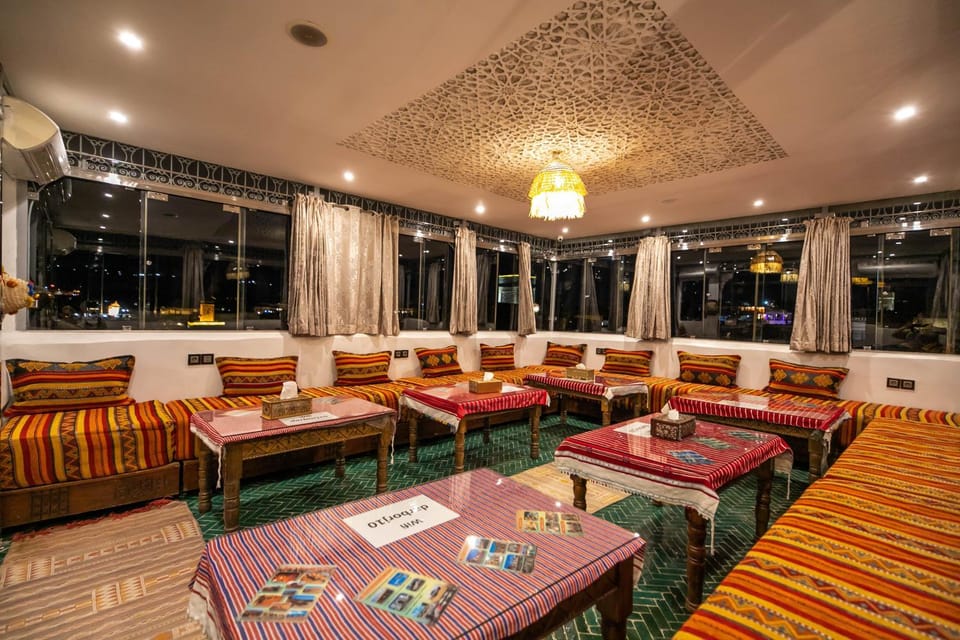 Restaurant/places to eat, Living room, Seating area, Breakfast