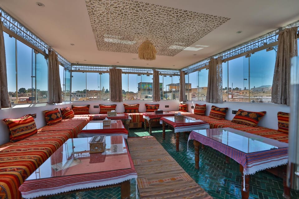 Restaurant/places to eat, Spring, Winter, Living room, Seating area, Breakfast, locker