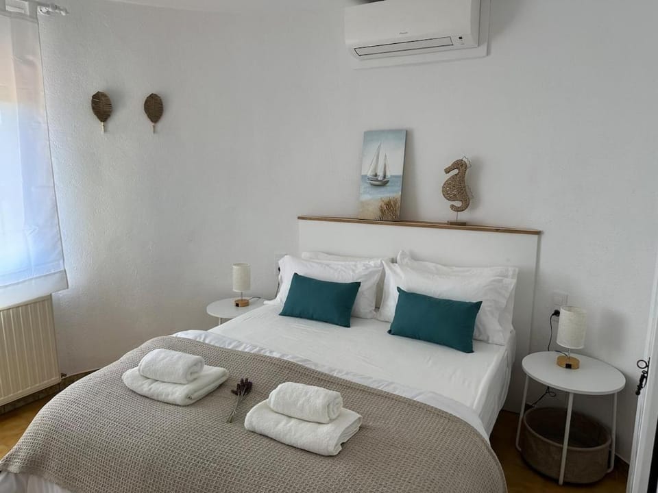 Bed, Photo of the whole room, Bedroom, towels, air conditioner