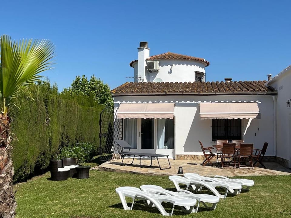 Property building, Garden, sunbed
