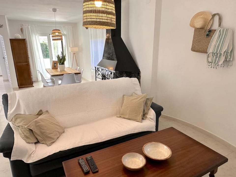 Living room, Seating area, Dining area, fireplace