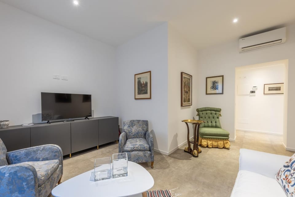 TV and multimedia, Living room, Seating area, Evening entertainment, air conditioner