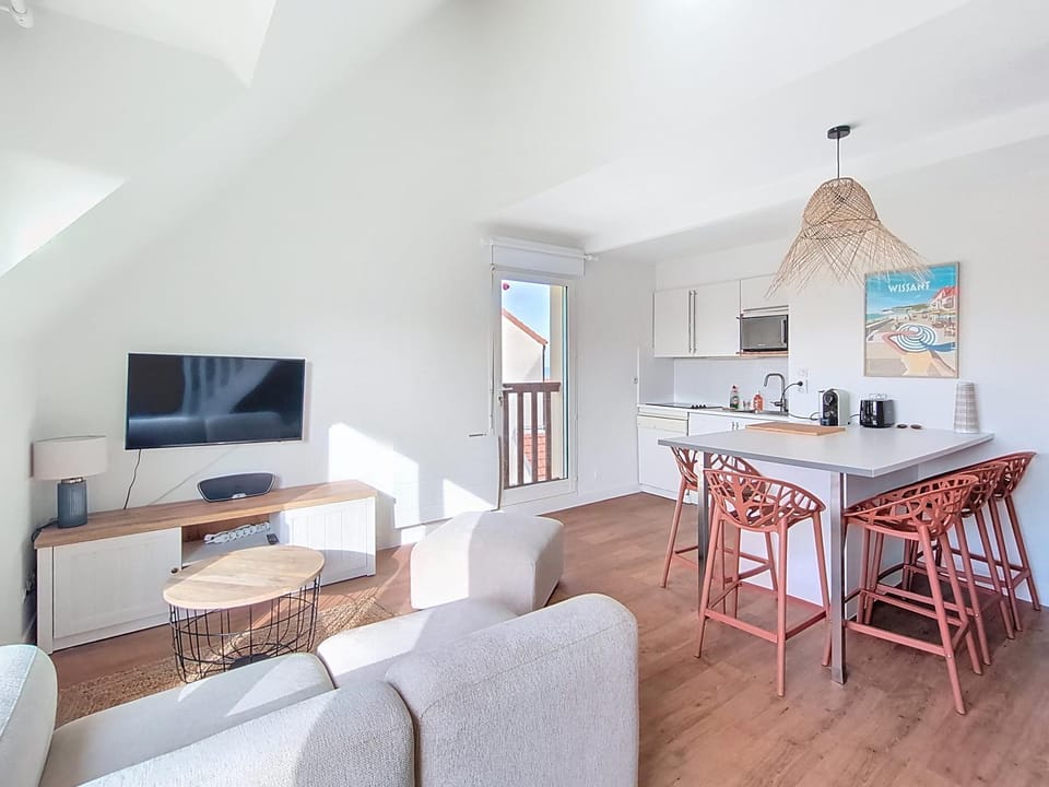 TV and multimedia, Kitchen or kitchenette, Living room, Seating area, Dining area, stove