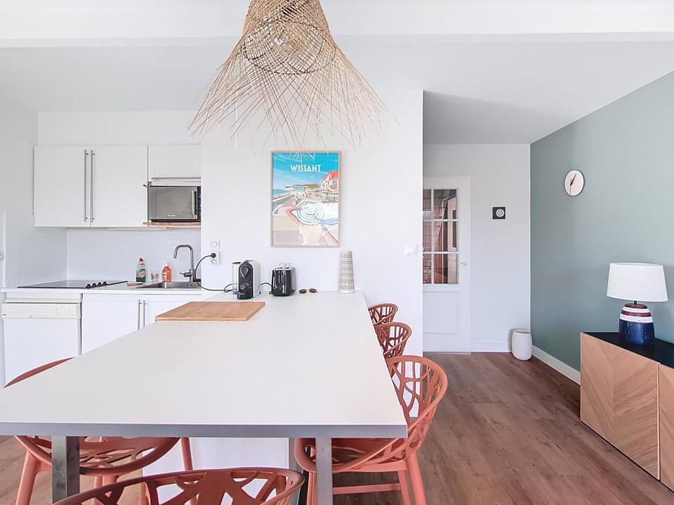 Coffee/tea facilities, Kitchen or kitchenette, Dining area, stove, toaster