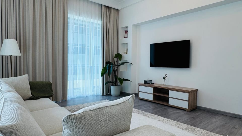 1 Bedroom with Balcony - Near Metro - Fast Wi-Fi Apartment in Dubai