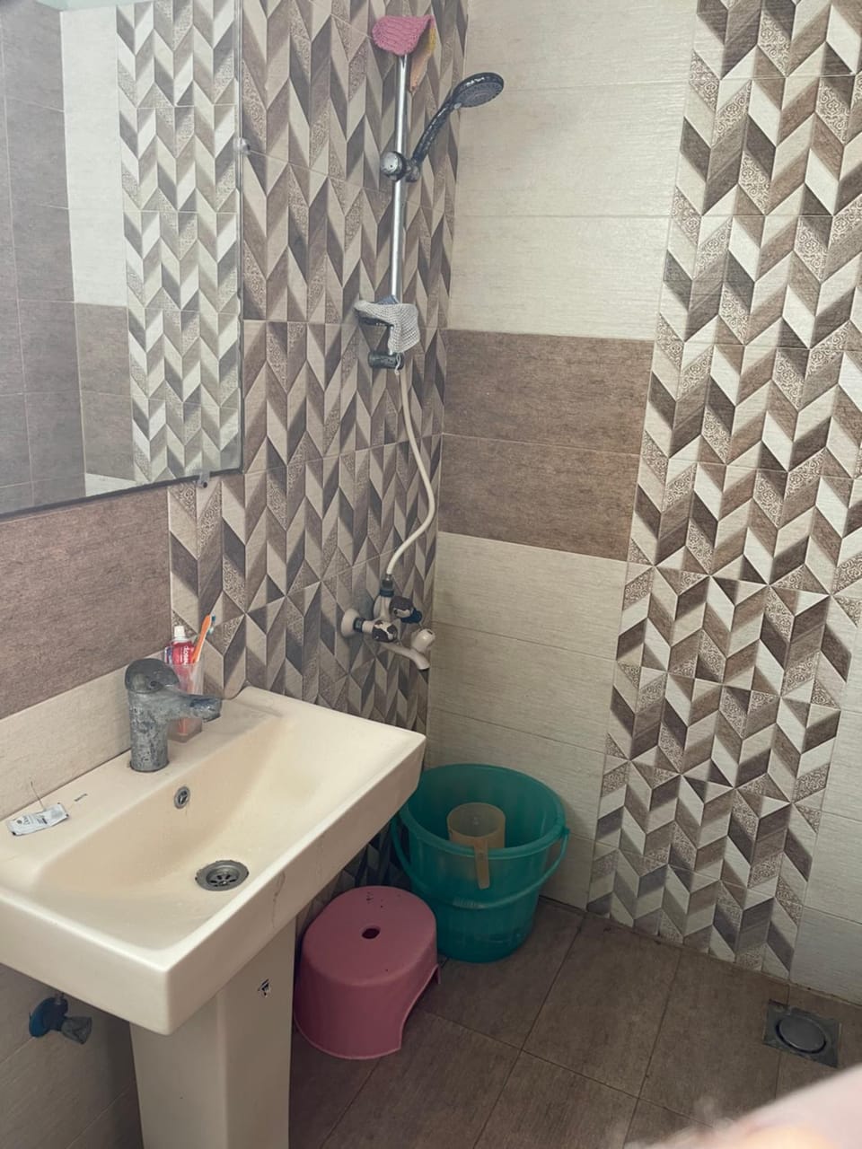 Parmount tower Apartment in Karachi