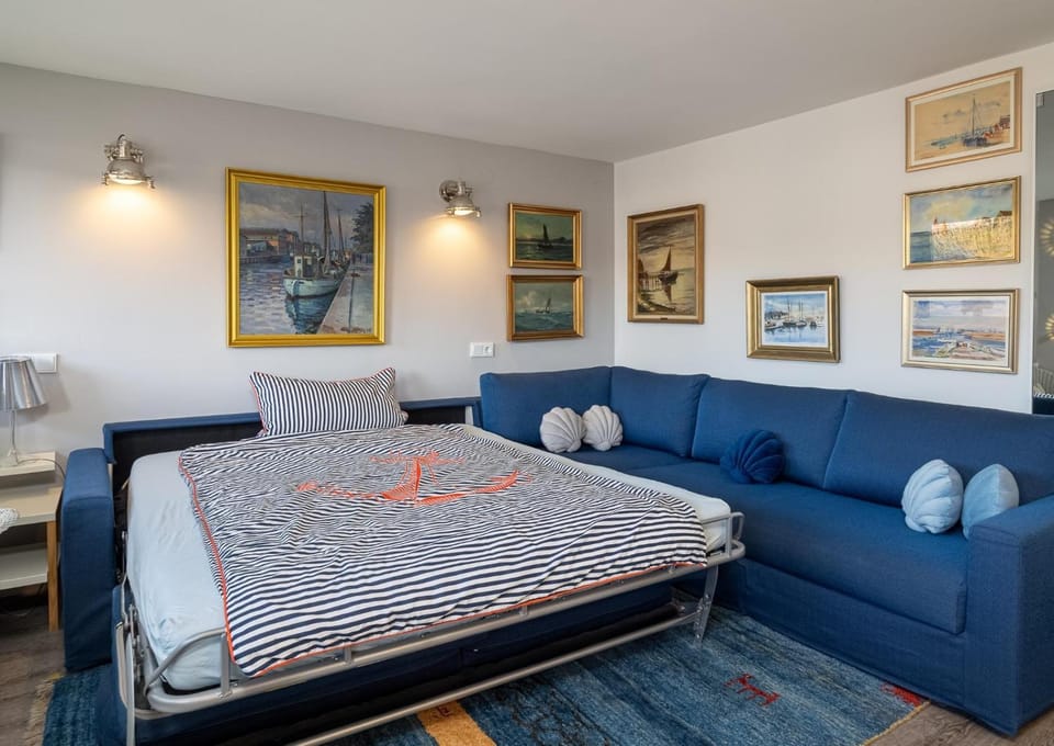 Bed, Living room, Photo of the whole room