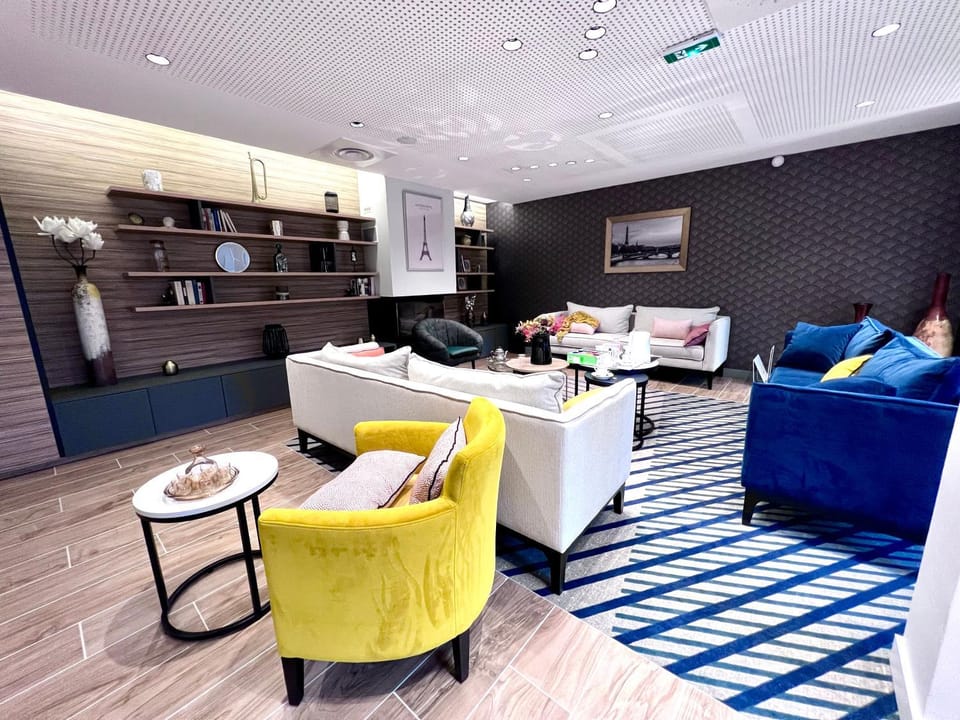 Communal lounge/ TV room