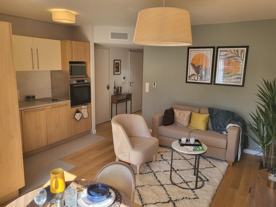Living room, Seating area, Dining area, Breakfast, kitchen