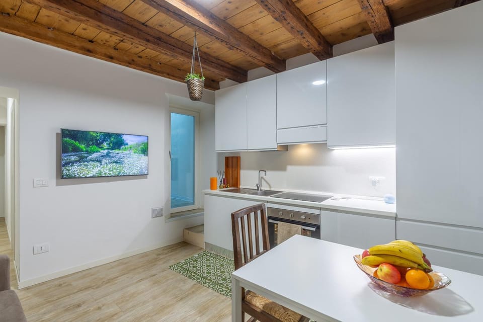 TV and multimedia, Kitchen or kitchenette, Dining area, oven, stove