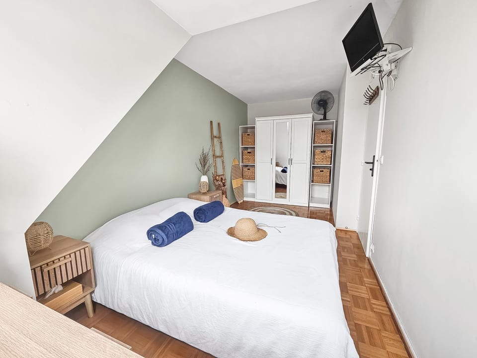 TV and multimedia, Photo of the whole room, Decorative detail, Bedroom, storage, towels, wardrobe