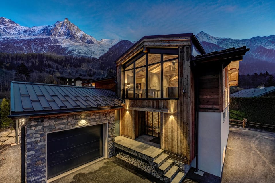 Property building, Nearby landmark, Facade/entrance, Night, Natural landscape, Mountain view, Parking