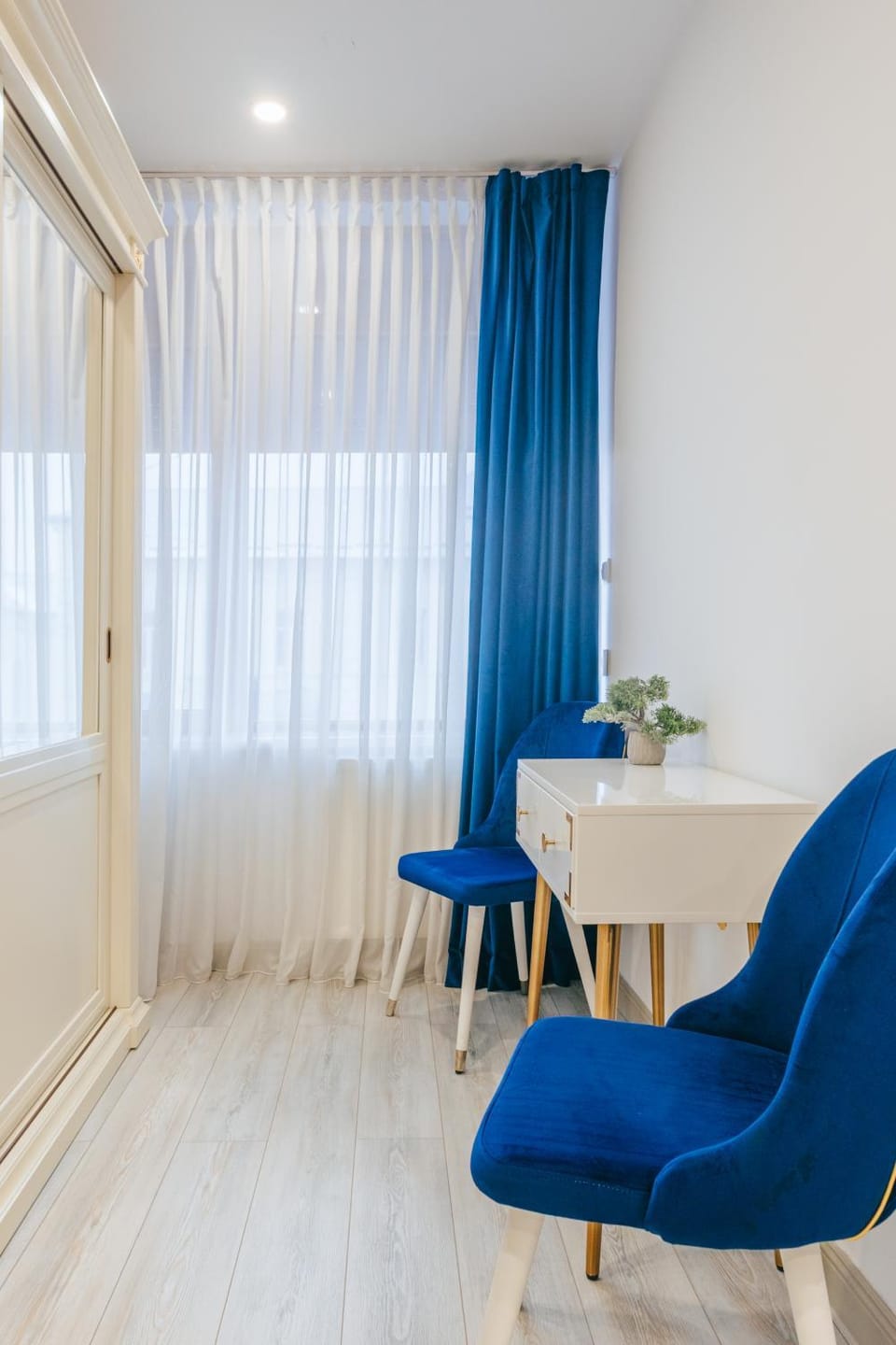 Photo of the whole room, Decorative detail, City view
