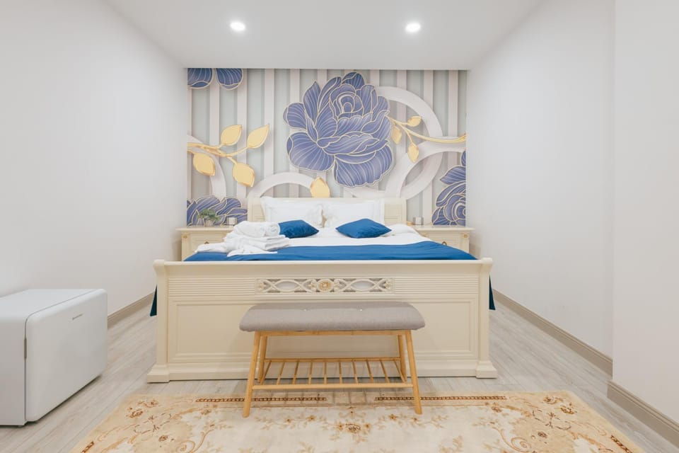 Photo of the whole room, Decorative detail