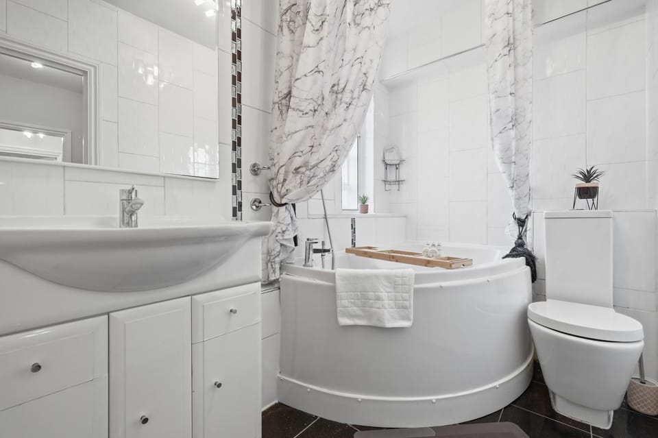 Shower, Toilet, Bathroom, Bath, towels