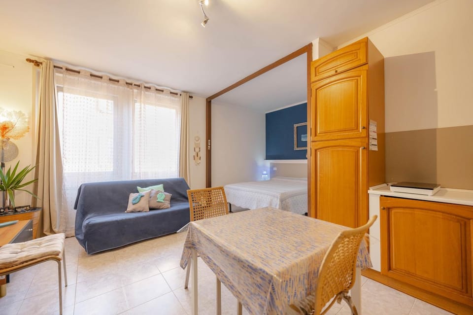 Kitchen or kitchenette, Living room, Seating area