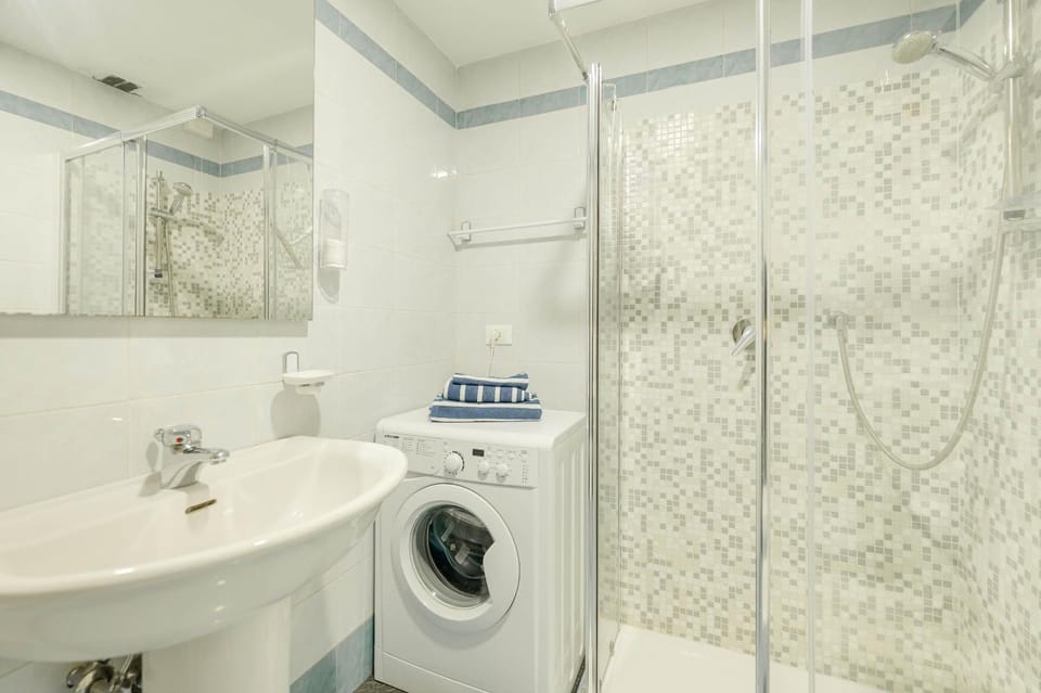 Shower, Bathroom, towels, washing machine