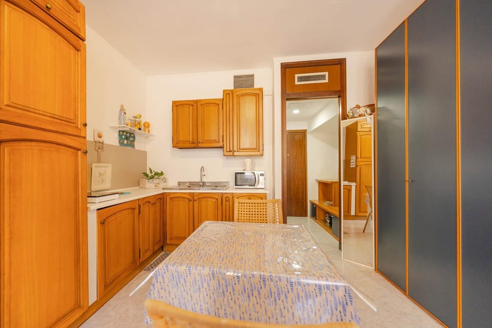 Kitchen or kitchenette, Living room, Seating area, kitchen