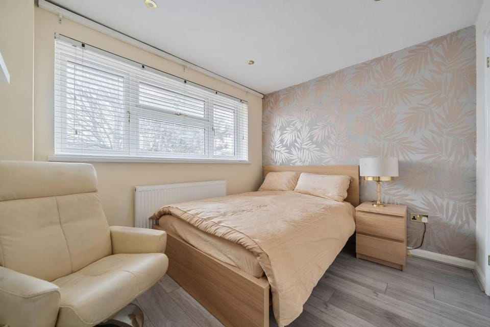 Five-Bedroom Home near Windsor and LEGOLAND, Free Parking House in Slough