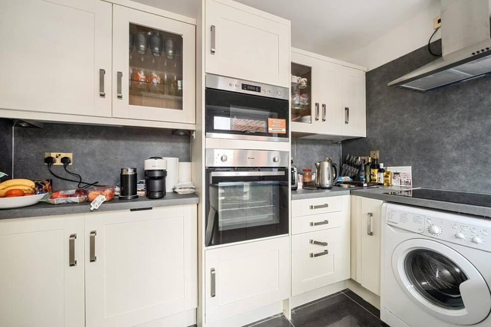 Five-Bedroom Home near Windsor and LEGOLAND, Free Parking House in Slough