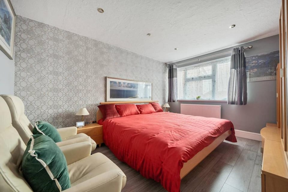 Five-Bedroom Home near Windsor and LEGOLAND, Free Parking House in Slough