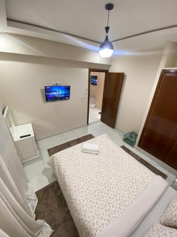 Bed, TV and multimedia, Photo of the whole room